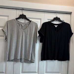 2- Women's Tommy Bahama Casual V Neck Cuffed Short Sleeved Tee XL Black + Gray